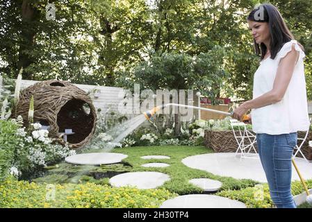 Sarah Keyser designer del Living Landscapes: City Twitchers Garden Waters la mostra al RHS Hampton Court Palace Flower Show 2015, Hampton Court Palace, Londra. Foto Stock