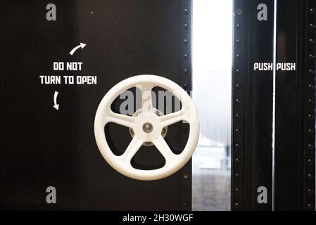 Una maniglia per porta sottomarina su una delle porte d'ufficio presso la sede centrale di Google London, Giles Street - Londra Foto Stock
