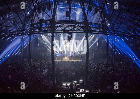 La divulgazione è unita da NAO Live sul palco come parte dell'Apple Music Festival 2015 presso la Roundhouse di Camden - Londra Foto Stock