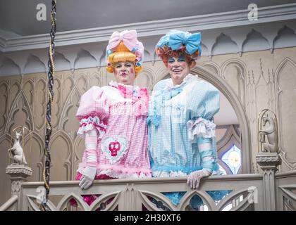 Matthew Kelly e Matthew Rixon come le sorelle Ugly al lancio della pressa del Cinderella del Teatro di Richmond alla Strawberry Hill House a Twickenham, Londra Foto Stock