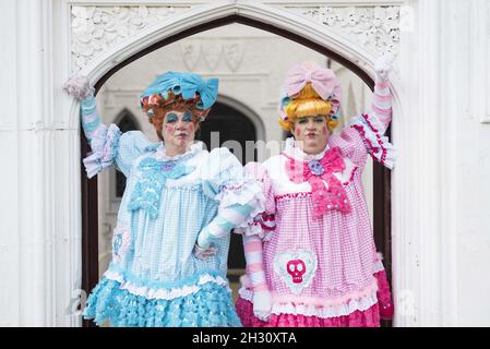 Matthew Kelly e Matthew Rixon come le sorelle Ugly al lancio della pressa del Cinderella del Teatro di Richmond alla Strawberry Hill House a Twickenham, Londra Foto Stock