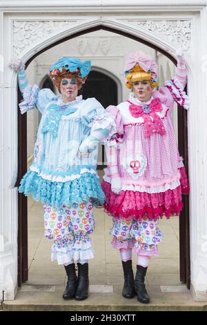 Matthew Kelly e Matthew Rixon come le sorelle Ugly al lancio della pressa del Cinderella del Teatro di Richmond alla Strawberry Hill House a Twickenham, Londra Foto Stock