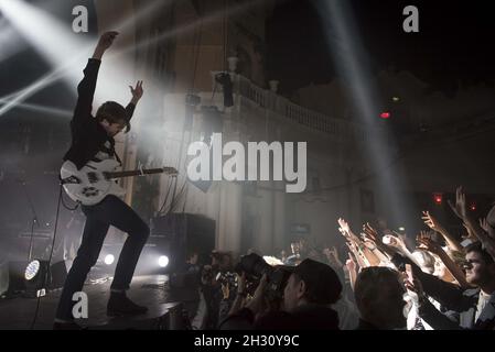 Justin Hayward-Young dei vaccini si esibisce in diretta sul palco alla O2 Brixton Academy - Londra Foto Stock