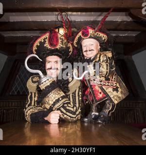 Marcus Brigstockke (Captain Hook) e Verne Troyer (Lofty il pirato) assistono ad una fotocall per la Peter Pan del Teatro New Wimbledon al Golden Hinde II, in Clink Street, Londra. Foto Stock