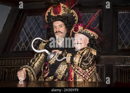 Marcus Brigstockke (Captain Hook) e Verne Troyer (Lofty il pirato) assistono ad una fotocall per la Peter Pan del Teatro New Wimbledon al Golden Hinde II, in Clink Street, Londra. Foto Stock