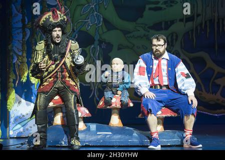 Marcus Brigstockke (Hook), Verne Troyer (Lofty il Pirato), e il Natale fracolato (Smee) nella prova di vestito di Peter Pan al nuovo teatro di Wimbledon, Wimbledon - Londra Foto Stock