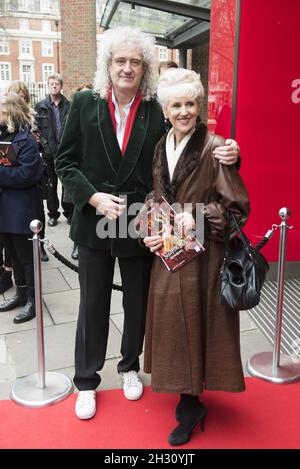 Brian May e Anita Dobson arrivano alla performance di gala di Matthew Bourne's Sleeping Beauty, a Sadler's Wells - Londra Foto Stock