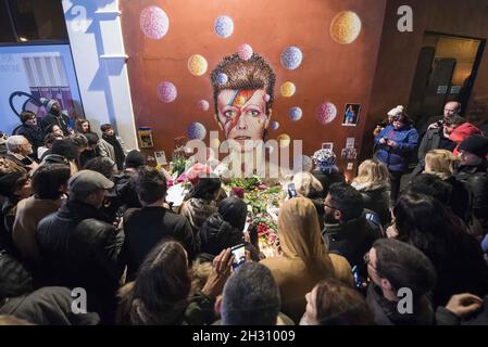 I fan di David Bowie si riuniscono di fronte al Ritzy Brixton a Brixton, Londra, per celebrare la vita del cantante, dopo che la rockstar morì dopo una battaglia di 18 mesi contro il cancro. Foto Stock