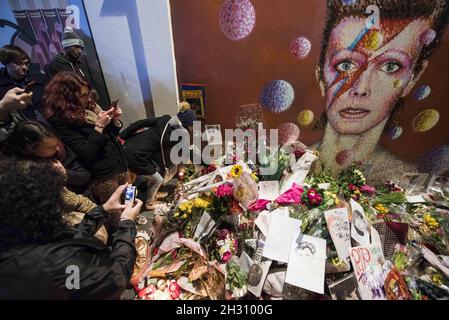 I fan di David Bowie si riuniscono di fronte al Ritzy Brixton a Brixton, Londra, per celebrare la vita del cantante, dopo che la rockstar morì dopo una battaglia di 18 mesi contro il cancro. Foto Stock