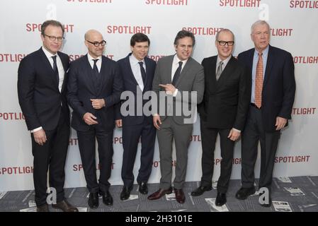 (L - R)Tom McCarthy (direttore), Stanley Tucci, Mike Rezendes (reporter Spotlight), Mark Ruffalo, Michael Keaton, e Walter 'Robby' Robinson (ex editore di riflettori) partecipano al primo posto di Spotlight UK al Washington Hotel, Mayfair - Londra Foto Stock