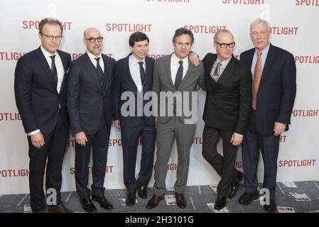 (L - R)Tom McCarthy (direttore), Stanley Tucci, Mike Rezendes (reporter Spotlight), Mark Ruffalo, Michael Keaton, e Walter 'Robby' Robinson (ex editore di riflettori) partecipano al primo posto di Spotlight UK al Washington Hotel, Mayfair - Londra Foto Stock