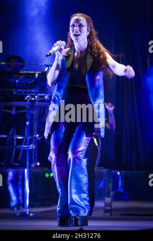 Jess Glynne si esibisce dal vivo sul palco al Camp Besitval 2016, il castello di Lulworth a Wareham Foto Stock