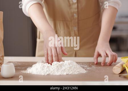 Immagine ravvicinata della persona che mescola ingredienti di pasta per torte al mooncake durante la cottura a casa per il festival di metà autunno Foto Stock