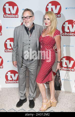 VIC Reeves e la moglie Nancy Sorrell arrivano al TV Choice Awards 2016 al Dorchester Hotel, Londra. Data immagine: Lunedì 5 settembre 2016. Il credito fotografico dovrebbe leggere: David Jensen/EMPICS Entertainment Foto Stock