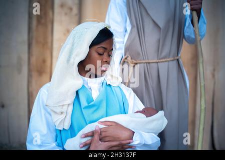 Vergine africana maria che tiene gesù bambino. Presepe Foto Stock