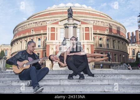 Nitin Sawhney, Honji Wang e Sebastien Ramirez assistono ad una fotocall per 'Nitin Sawhney con ospiti speciali Sebastien Ramirez e Honji Wang' sulla scalinata Sud della Royal Albert Hall, Londra. Data foto: Lunedì 31 ottobre 2016. Il credito fotografico deve essere: David Jensen/EMPICS Entertainment Foto Stock