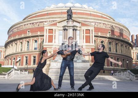 Honji Wang, Nitin Sawhney e Sebastien Ramirez partecipano ad una fotocall per 'Nitin Sawhney con ospiti speciali Sebastien Ramirez e Honji Wang' sulla scalinata Sud della Royal Albert Hall, Londra. Data foto: Lunedì 31 ottobre 2016. Il credito fotografico deve essere: David Jensen/EMPICS Entertainment Foto Stock