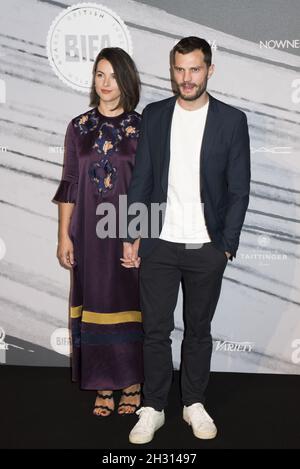 Jamie Dornan e Amelia Warner arrivano al British Independent Film Awards a Old Billingsgate, Londra. Data foto: Domenica 4 dicembre 2016. Il credito fotografico dovrebbe essere: © DavidJensen/EMPICS Entertainment Foto Stock