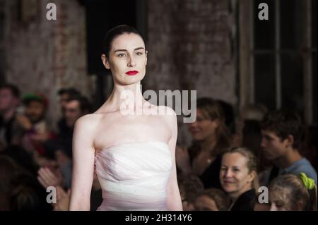 Erin o'Connor cammina lungo la passerella al Fashion Fighting Poverty Show di Oxfam all'on/off, The Bargehouse, Oxo Tower, Londra. Foto Stock