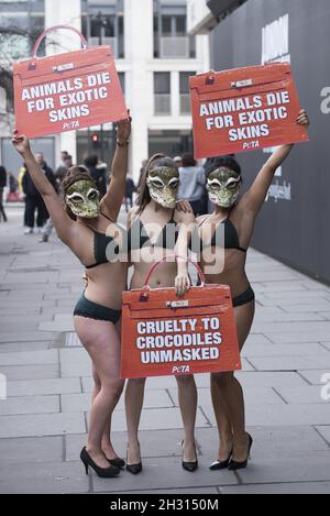 PETA protesta contro l'uso della pelle di coccodrillo nella moda alla settimana della moda di Londra, The Store Studios, 180 The Strand, Londra. Data foto: Venerdì 17 febbraio 2017. Il credito fotografico dovrebbe essere: Â© DavidJensen/EMPICS Entertainment Foto Stock