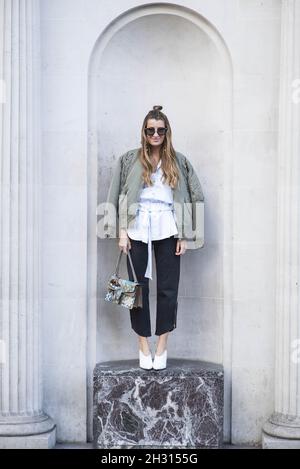 Silvia Garcia (blog Bartaba) durante la settimana della moda di Londra Autunno/Inverno 2017 a Londra. Data foto: Venerdì 17 febbraio 2017. Il credito fotografico deve essere: DavidJensen/EMPICS Entertainment Foto Stock