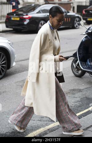 Fashionista durante la London Fashion Week Autunno/Inverno 2017 a Londra. Data foto: Sabato 18 febbraio 2017. Il credito fotografico deve essere: DavidJensen/EMPICS Entertainment Foto Stock