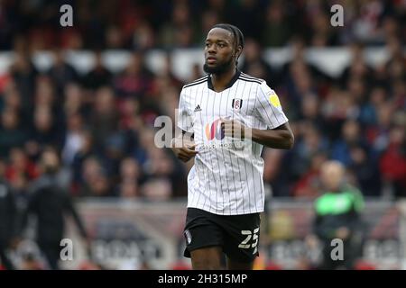 Nottingham, Inghilterra, 24 ottobre 2021. Joshua Onomah di Fulham durante la partita del campionato Sky Bet al City Ground di Nottingham. Il credito dovrebbe essere: Isaac Parkin / Sportimage Foto Stock