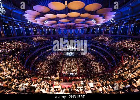 Vista generale dell'interno della Royal Albert Hall durante la serie annuale di concerti Teenage Cancer Trust presso la Royal Albert Hall di Londra. Data foto: Sabato 1 marzo 2017. Il credito fotografico deve essere: DavidJensen/EMPICS Entertainment Foto Stock