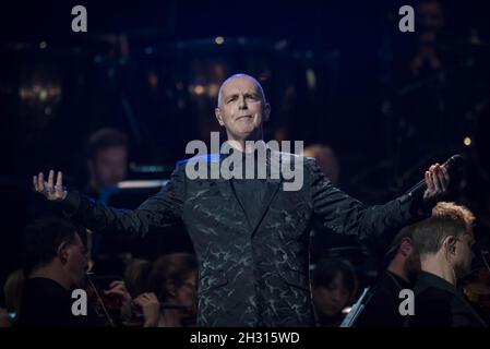 Neil Tennant of the PET Shop Boys si esibisce sul palco della London Philharmonic Orchestra per la serie annuale di concerti Teenage Cancer Trust presso la Royal Albert Hall di Londra. Foto Data: Domenica 2 aprile 2017. Il credito fotografico dovrebbe essere: Â© DavidJensen/EMPICS Entertainment Foto Stock