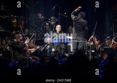 Neil Tennant of the PET Shop Boys si esibisce sul palco della London Philharmonic Orchestra per la serie annuale di concerti Teenage Cancer Trust presso la Royal Albert Hall di Londra. Foto Data: Domenica 2 aprile 2017. Il credito fotografico dovrebbe essere: Â© DavidJensen/EMPICS Entertainment Foto Stock