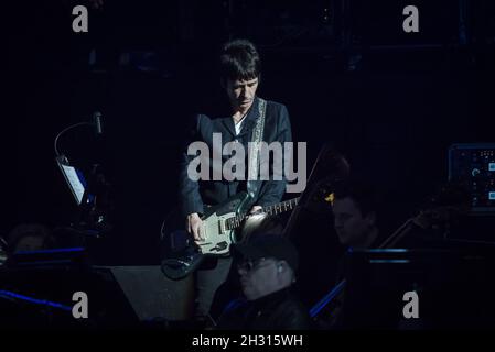 Johnny Mar si unisce ai PET Shop Boys sul palco con la London Philharmonic Orchestra per la serie annuale di concerti Teenage Cancer Trust presso la Royal Albert Hall di Londra. Foto Data: Domenica 2 aprile 2017. Il credito fotografico dovrebbe essere: Â© DavidJensen/EMPICS Entertainment Foto Stock