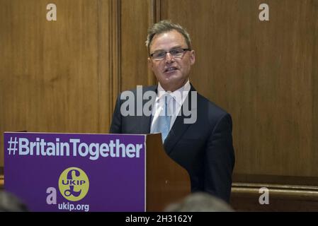 Peter Whittle (vice leader dell'UKIP) parla all'annuncio della politica dell'UKIP al Marriott County Hall di Westminster, Londra. Data foto: Lunedì 24 aprile 2017. Il credito fotografico deve essere: DavidJensen/EMPICS Entertainment Foto Stock