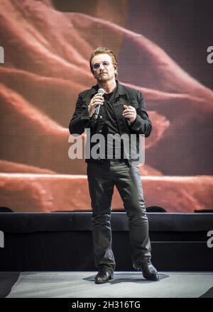 Bono degli U2 suona Joshua Tree dal vivo sul palco al Twickenham Stadium di Twickenham, Londra. Data foto: Sabato 8 luglio 2017. Il credito dovrebbe essere: Â© DavidJensen/Empics Entertainment Foto Stock