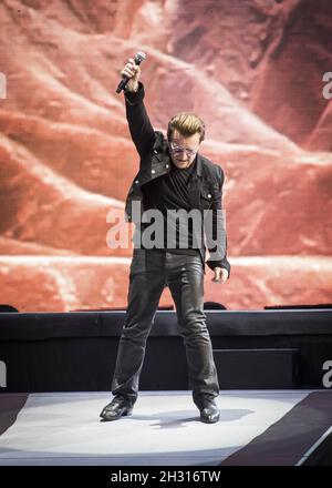 Bono degli U2 suona Joshua Tree dal vivo sul palco al Twickenham Stadium di Twickenham, Londra. Data foto: Sabato 8 luglio 2017. Il credito dovrebbe essere: Â© DavidJensen/Empics Entertainment Foto Stock