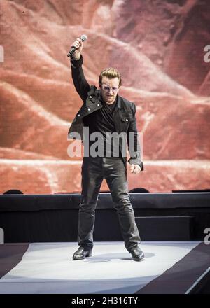 Bono degli U2 suona Joshua Tree dal vivo sul palco al Twickenham Stadium di Twickenham, Londra. Data foto: Sabato 8 luglio 2017. Il credito dovrebbe essere: Â© DavidJensen/Empics Entertainment Foto Stock