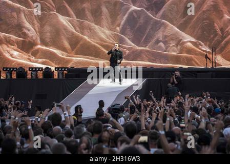 Bono degli U2 suona Joshua Tree dal vivo sul palco al Twickenham Stadium di Twickenham, Londra. Data foto: Sabato 8 luglio 2017. Il credito dovrebbe essere: Â© DavidJensen/Empics Entertainment Foto Stock