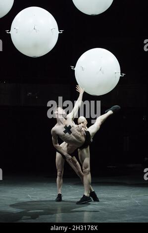 I ballerini Wayne McGregor in collaborazione con i creatori della 'Rain Room' eseguono +/- Human durante una fotocall alla Roundhouse di Camden - Londra. Data foto: Mercoledì 9 agosto 2017. Il credito fotografico deve essere: David Jensen/EMPICS Entertainment Foto Stock