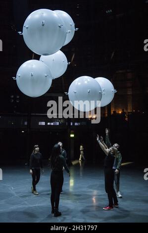 I membri del pubblico interagiscono con le sfere galleggianti durante una fotocellula per +/- umano alla Roundhouse, Camden - Londra. Data foto: Mercoledì 9 agosto 2017. Il credito fotografico deve essere: David Jensen/EMPICS Entertainment Foto Stock