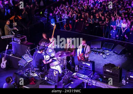 I Courteeners in scena durante la serie annuale di concerti Teenage Cancer Trust, presso la Royal Albert Hall. Data immagine: Venerdì 23 marzo 2018. Il credito fotografico dovrebbe essere: David Jensen/EMPICS Entertainment Foto Stock