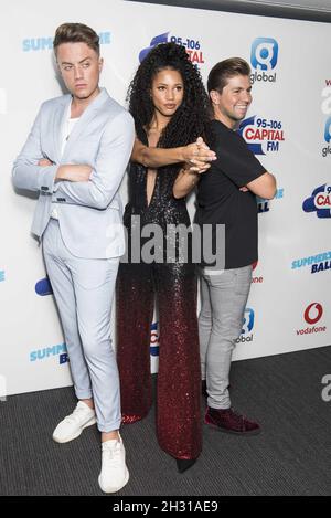 Roman Kemp, Vick Hope e Sonny Jay sul tappeto rosso dei media corrono al Summertime Ball della capitale con Vodafone al Wembley Stadium di Londra. ... Foto Stock