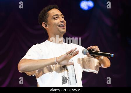 Loyle Carner si unisce a Jorja Smith sul palco come parte della Summer Series alla Somerset House di Londra. Data immagine: Venerdì 13 luglio 2018. Il credito fotografico dovrebbe essere: David Jensen/EMPICS Entertainment Foto Stock
