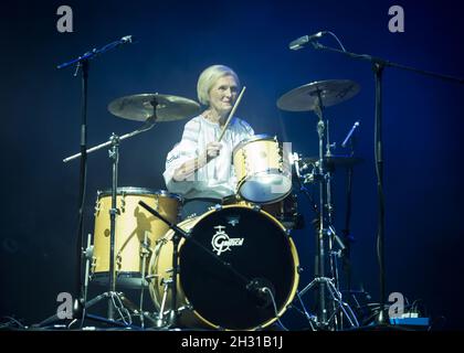 Mary Berry suona la batteria sul palco con Rick Astley al Camp Bestival 2018, Lulworth Castle, Wareham. Data immagine: Venerdì 27 luglio 2018. Il credito fotografico dovrebbe essere: David Jensen/EMPICS Entertainment Foto Stock