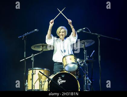 Mary Berry suona la batteria sul palco con Rick Astley al Camp Bestival 2018, Lulworth Castle, Wareham. Data immagine: Venerdì 27 luglio 2018. Il credito fotografico dovrebbe essere: David Jensen/EMPICS Entertainment Foto Stock