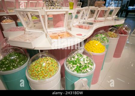 Caramelle di gelatina in contenitori in un deposito. Ampia selezione di dolci in diversi colori. Vendita di dolci. Foto Stock