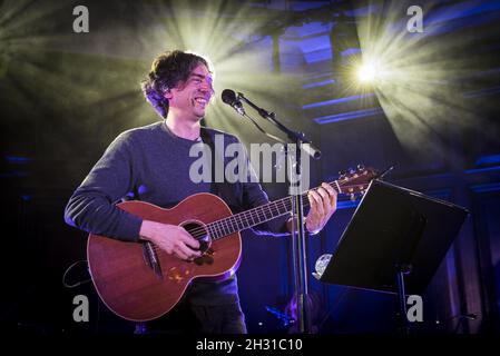 Gary Lightbody di Snow Patrol si esibisce sul palco durante l'esibizione dal vivo di Absolute radio di Snow Patrol presso Porchester Hall, Londra. Data foto: Lunedì 19 novembre 2018. Il credito fotografico deve essere: David Jensen/EMPICS Entertainment Foto Stock