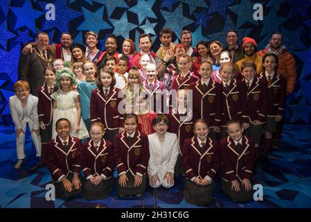 Cast di Natività sul palco durante una fotocall nella notte di apertura della Natività all'Hammersmith Apollo, Hammersmith - Londra. Data foto: Mercoledì 19 dicembre 2018. Il credito fotografico deve essere: David Jensen/EMPICS Entertainment Foto Stock