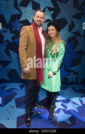 Danny Dyer e Dani Dyer sul palco durante una fotocall nella notte di apertura della Natività al Hammersmith Apollo, Hammersmith - Londra. Data foto: Mercoledì 19 dicembre 2018. Il credito fotografico deve essere: David Jensen/EMPICS Entertainment Foto Stock