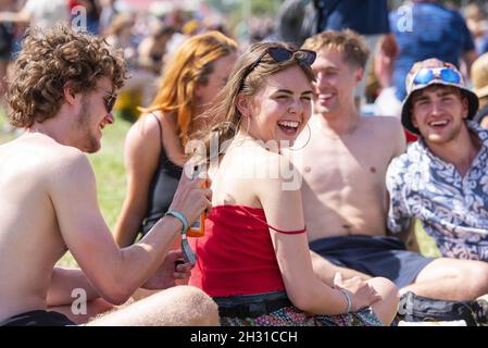 Il goer del festival ruba la protezione solare sulle sue amiche indietro il giorno 2 di Glastonbury 2019, Worthy Farm, Pilton, Somerset. Data immagine: Giovedì 27 giugno 2019. Il credito fotografico dovrebbe essere: David Jensen/EmpicsEntertainment Foto Stock