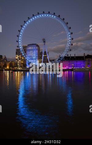 Il London Eye è illuminato in blu in riconoscimento e apprezzamento del NHS, Southbank, Londra. Data foto: Giovedì 2 aprile 2018. Il credito fotografico dovrebbe essere: David Jensen/ EMPICS Entertainment Foto Stock