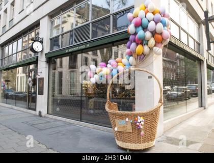 Un'esposizione pasquale vuota sulla parte anteriore dei vini dell'edonismo durante l'epidemia di virus di Corona, Mayfair, Londra. Data foto: Mercoledì 8 aprile 2020. Il credito fotografico dovrebbe essere: David Jensen/ EMPICS Entertainment Foto Stock